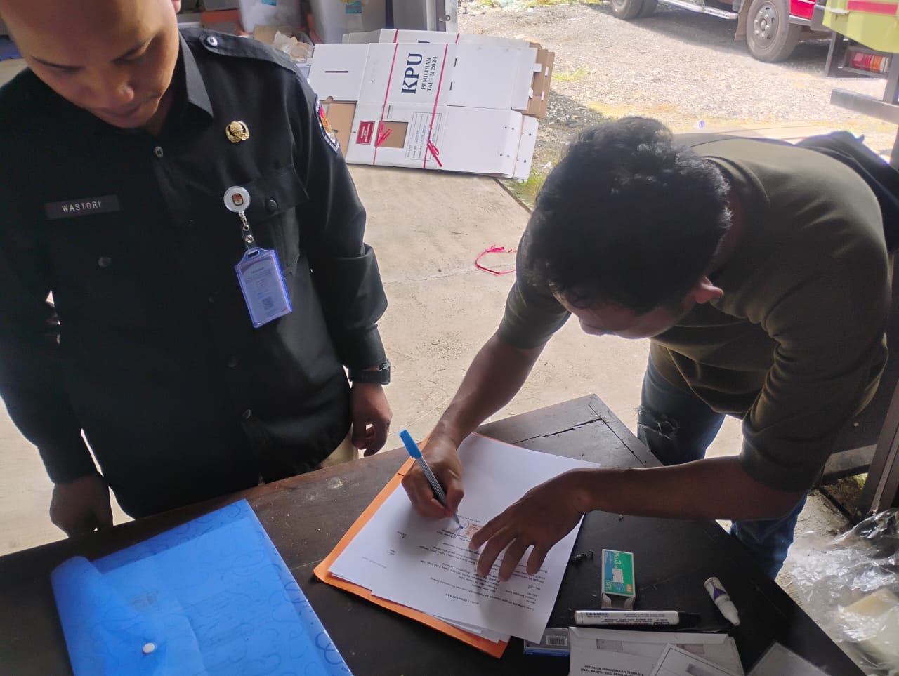 Kegiatan pengambilan  barang Eks Pemilu tahun 2024, oleh pemenang Lelang