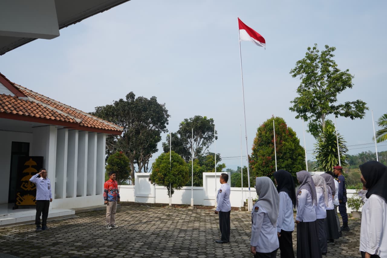 Kegiatan apel mingguan di lingkungan KPU Kab Tanggamus , Senin 20 Oktober 2025