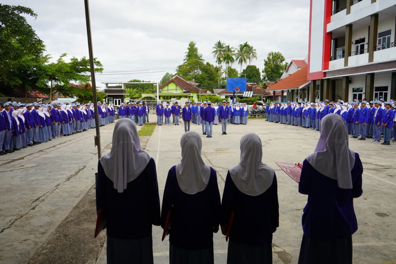 KPU Kabupaten Tanggamus  menjadi pembina upacara  di SMKS Muhammadiyah 1 Kotaagung.