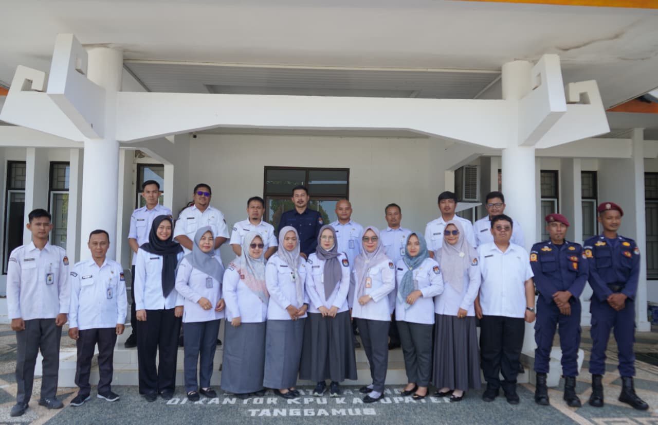 Apel mingguan di Sekretariat KPU Kab Tanggamus,  senin 3 November 2025