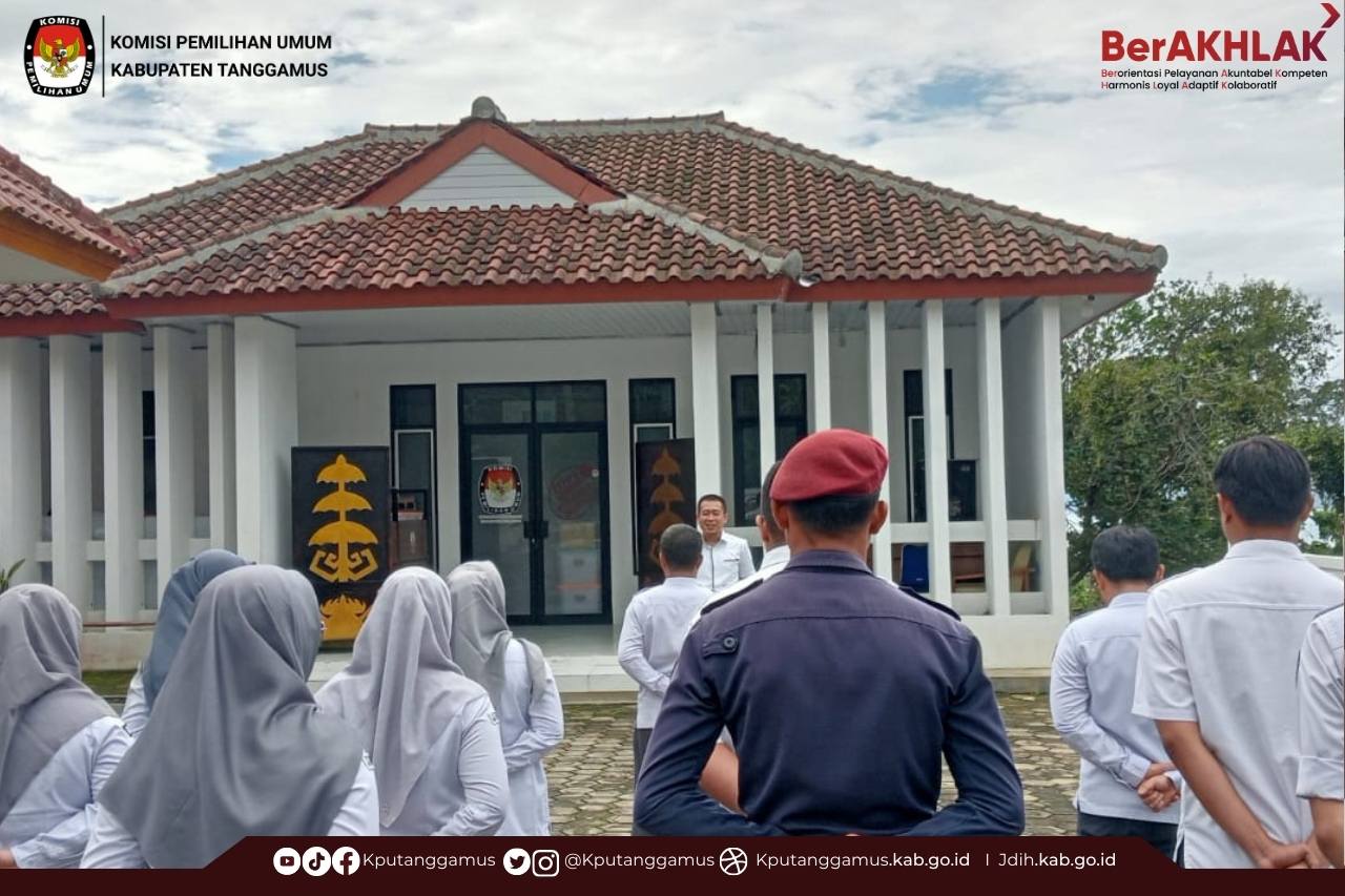 KPU Kabupaten Tanggamus melaksanakan apel rutin mingguan dihalaman Kantor KPU Kabupaten Tanggamus