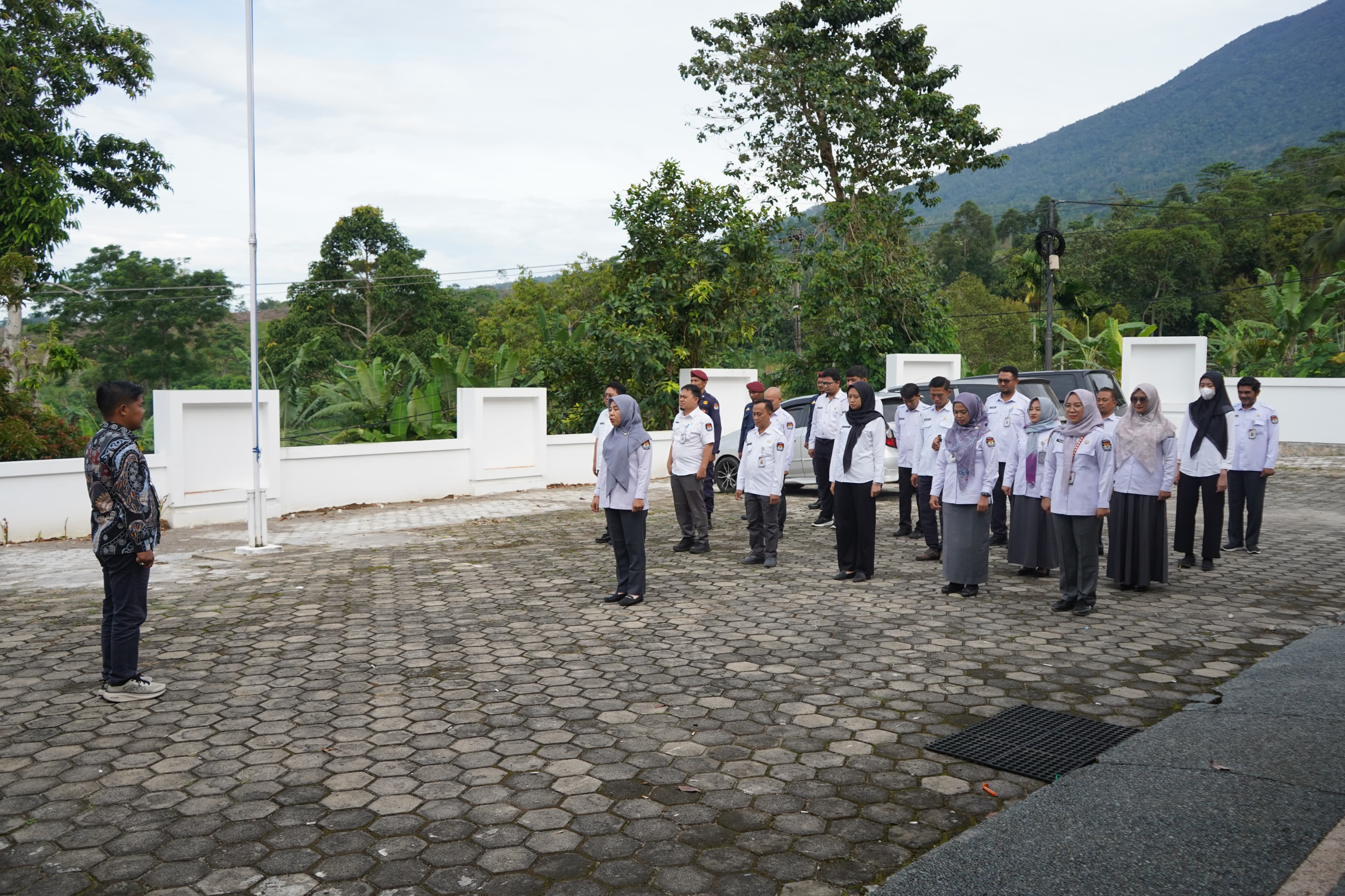 Apel mingguan di sekretriat KPU Kab Tanggamus senin 19 Januari 2026