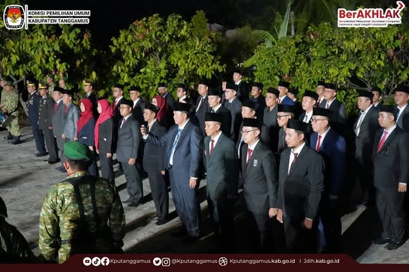 Ketua KPU Kabupaten Tanggamus Ahmad Bahri mengikuti Apel Kehormatan dan renungan suci