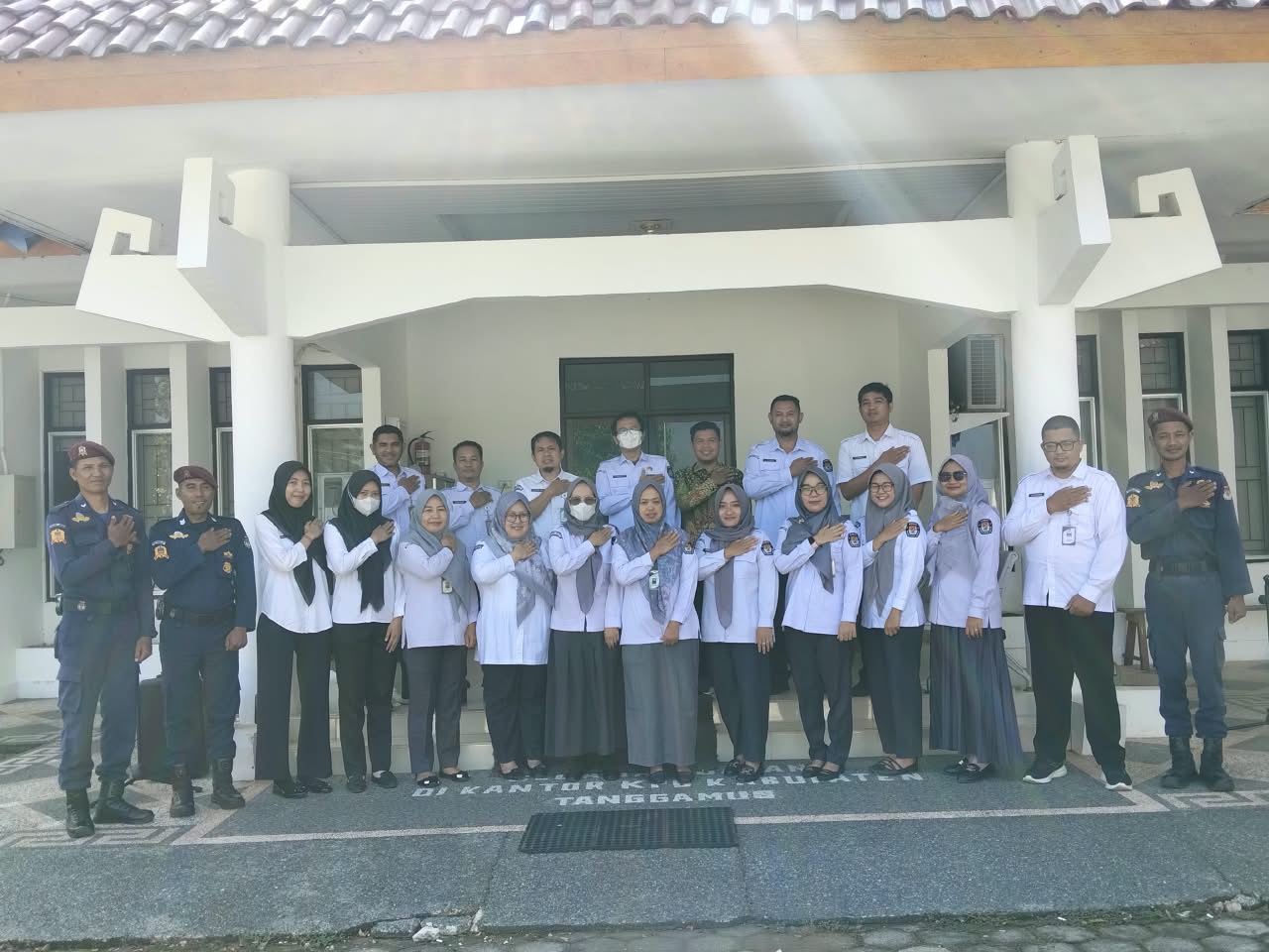 KPU Kabupaten Tanggamus melaksanakan apel rutin mingguan di halaman Kantor KPU Tanggamus.